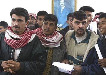 Exiliados iraquíes en Jordania esperan la obtención de un pasaporte para volver a su país, ayer en Ammán.