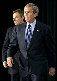 George W. Bush y Tony Blair, antes de la conferencia de prensa, ayer en Camp David.