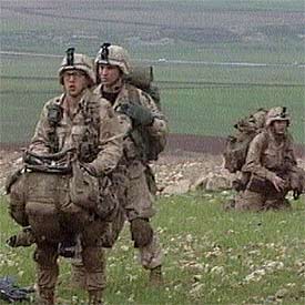 Paracaidistas, grabados para un programa americano de televisión mientras preparan sus equipos en Harir.