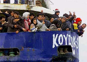 El barco turco  Ahmet Emon , con refugiados kurdos, fue remolcado en el puerto de Puglia, Italia, en 2001.