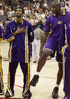 Bryant, concentrado, y O'Neal, el 21 de noviembre de 2001.