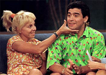 Diego Armando Maradona y su esposa, Claudia Villafane, en una imagen de los tiempos felices, en 1996, durante un programa de televisión. Claudia ha pedido el divorcio tras 13 años de matrimonio, aunque la separación de hecho ya se había consumado hace más de tres años.  REUTERS
