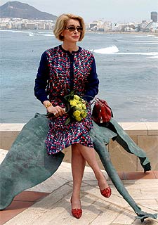 Catherine Deneuve junto a la playa de Las Canteras, en Las Palmas de Gran Canaria, donde asiste al IV Festival de Cine, en el que recibirá el galardón honorífico  Lady Harimaguada. 