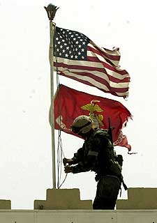 Un soldado estadounidense retira la bandera iraquí e iza la de Estados Unidos en Um Qasr el pasado día 21.