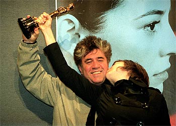 Leonor Watling besa a Pedro Almodóvar mientras ambos muestran el Oscar ganado por  Habla con ella. 