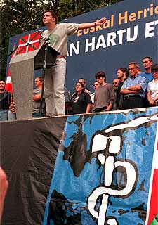 HOMENAJE A ETARRAS MUERTOS.