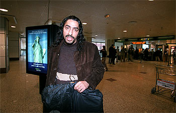 El cantaor Diego el Cigala, en el aeropuerto de Barajas, tras ser bajado del avión.