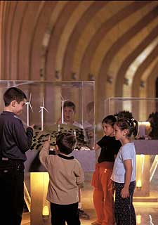 Maqueta de un parque eólico en el Pabellón de la Energía Viva, en Sevilla.