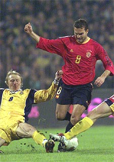 Baraja trata de superar la entrada a la vez de dos rivales.