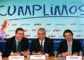 Ruiz-Gallardón, Arenas y Aznar, ayer en la sede del PP ante un nuevo cartel electoral.