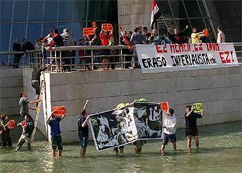 Varios colectivos simularon ayer una  invasión  del Museo Guggenheim de Bilbao.