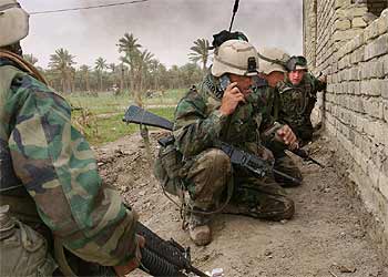  Marines  norteamericanos toman posiciones en los combates que se libran en Nasiriya.