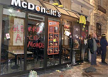 Imagen de los destrozos en un McDonald's de París tras una manifestación contra la guerra el pasado 20 de marzo.