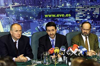 Javier Aramburu, Josu Jon Imaz y Jesús Mari Goiri anuncian la adjudicación de Naturcorp.