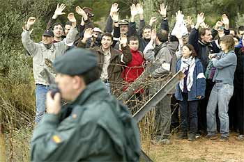 Los manifestantes, ayer, en el recinto de la base de Bétera.