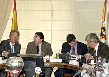 Juan Padrón (izquierda) y Ángel María Villar (segundo a la derecha), en una reunión de la federación.