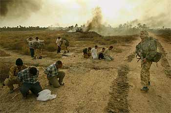  Marines   británicos esposan a milicianos iraquíes en las cercanías de la ciudad de Basora.