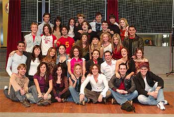 Foto de familia de las dos promociones de  Operación Triunfo. 