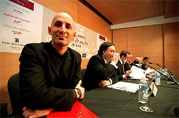 Un momento de la presentación de las etiquetas de los vinos en Vitoria.