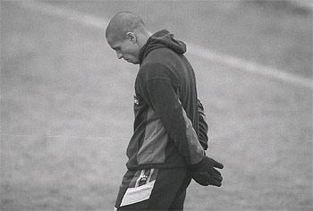 Roberto Carlos, cabizbajo, en un entrenamiento del Madrid.