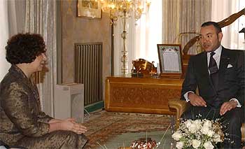 La ministra de Asuntos Exteriores, Ana Palacio, con el rey Mohamed VI, el pasado enero en Agadir.