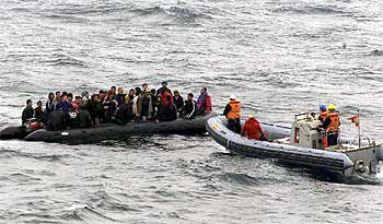 Una zodiac de la fragata  Santa María  se acerca a la patera en la que viajaban 53 inmigrantes magrebíes.