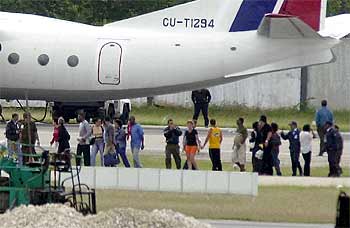 Un grupo de pasajeros es liberado en el aeropuerto de La Habana poco antes de que el avión secuestrado volase hacia Cayo Hueso (Florida).