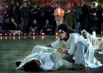 La paz vence a la guerra en la  performance  simbólica celebrada ayer en la plaza de Catalunya de Barcelona.