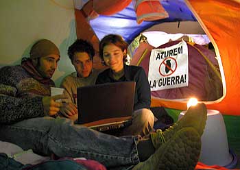 Marta Pahissa, creadora de www.pangea.orgacampada, con Roger y Bernat, en el campamento frente a la Delegación del Gobierno en Barcelona.