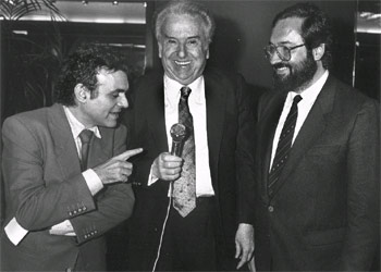 Terenci Moix, en 1986, durante la entrega del Premio Planeta, que ganó con su novela  No digas que fue un sueño,   con el editor José Manuel Lara (a su lado) y el finalista de ese año, Pedro Casals. 