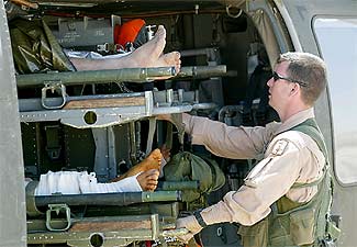 Un helicóptero estadounidense se prepara, ayer, para trasladar a seis iraquíes heridos.