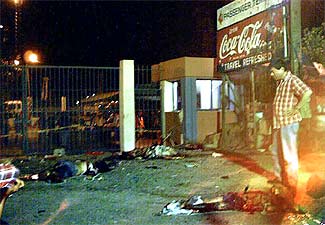 Un investigador observa los cuerpos de las víctimas de la detonación en la terminal portuaria de Davao.