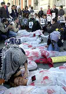 En la imagen, los estudiantes simulan las consecuencias de un bombardeo.