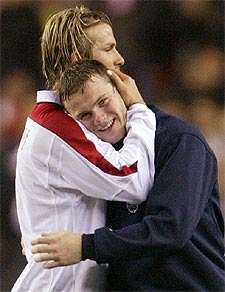 Beckham abraza a Rooney, que volvió a brillar con sus 17 años.