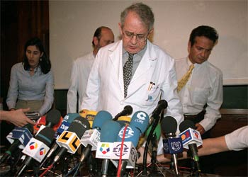 El director médico de la clínica de La Concepción, Manuel de Oya, antes de comparecer ante la prensa.