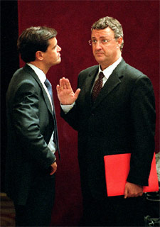 Los socialistas Juan Fernando López Aguilar y Jesús Caldera, durante un receso en un pleno del Congreso.