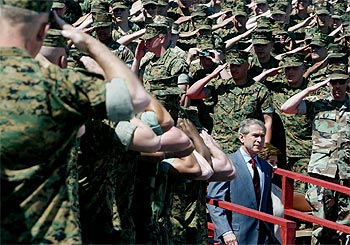 El presidente George W. Bush es saludado ayer por   marines   tras pronunciar un discurso en Camp Lejeune, Carolina del Norte.