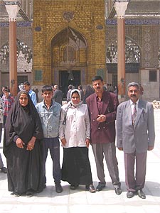 Los novios Mu'taz Abdul Razak y Hajer Abdul Wahaz, en el centro.