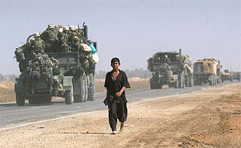 Un muchacho camina por una carretera del centro de Irak, donde vende cigarrillos a los   marines   de EE UU que se dirigen a Bagdad.