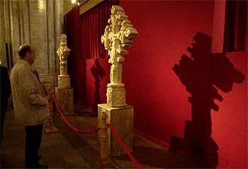 Un visitante observa un  peiró de terme  expuesto en la muestra  La memòria daurada , en Morella.
