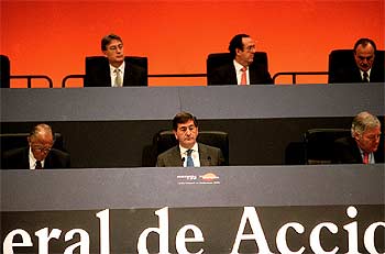 Alfonso Cortina, en el centro, preside ayer la junta general de Repsol YPF celebrada en Madrid.