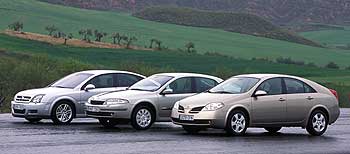 Tres berlinas medias con personalidades diferenciadas. De izquierda a derecha: estética deportiva y buen porte, en el Vectra; línea afilada y funcional, en el Laguna; imagen vanguardista y original, en el Primera.