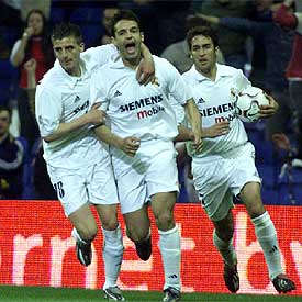 Portillo felicita a Morientes tras su primer gol, el del empate, mientras Raúl lleva el balón para no perder tiempo.