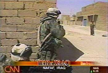 Una imagen de la CNN muestra a soldados estadounidenses combatiendo en la ciudad santa shií de Nayaf, en el sur de Irak.