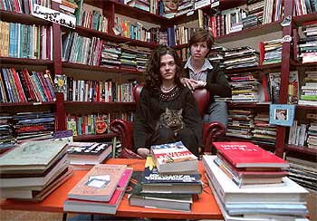 Jennyfer Schlueter y Beth McWogan (detrás), en la librería International Bookshop de Madrid.