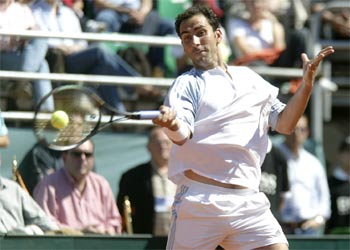 Albert Costa se dispone a volear cerca de la red ante Ivan Ljubicic.rnrn.