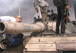 Carro de combate estadounidense capturado por los iraquíes.