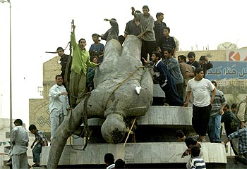 Celebrando la caída de Sadam.