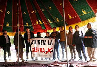 La acampada contra la guerra se amplía poco a poco en Valencia