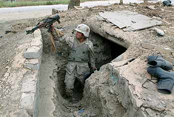 Un  marine  estadounidense inspeccionaba ayer un escondite en una calle de Bagdad.rnrnJabonera de un palacio con la etiqueta en español que indica que es de oro.